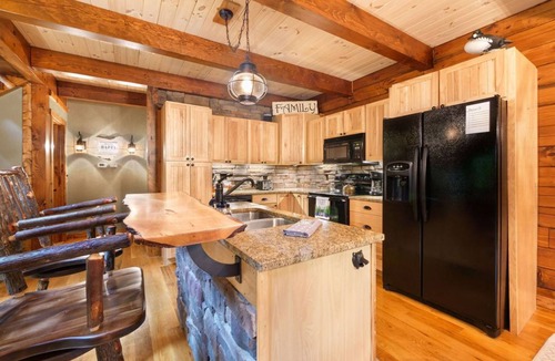 Perrysville Cabin | Cozy Campfires*Hot Tub*Stargazing*Valley Views