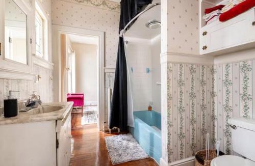 York House | Cozy Cape Cod Bungalow King Queen WD Full Kitchen Wifi Desk