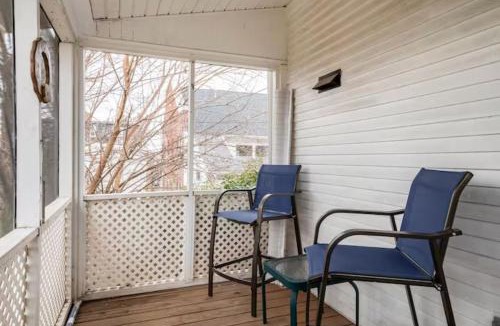York House | Cozy Cape Cod Bungalow King Queen WD Full Kitchen Wifi Desk