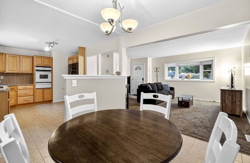 Newark House | Cozy, Convenient, Centrally Located Newark Rancher
