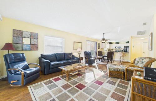 The Villages House | Cozy Courtyard Villa with Pool in De La Vista