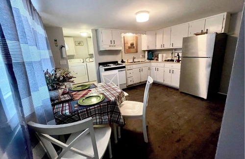 Pittston Apartment | Cozy Downtown Pittston Waterfall Glen 2BR 3 Bd 3 Sofa bed 3 TVs Laundry & Kureg