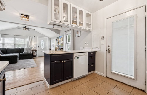 Edgewater House | Cozy Edgewater Cottage w/Backyard Hangout