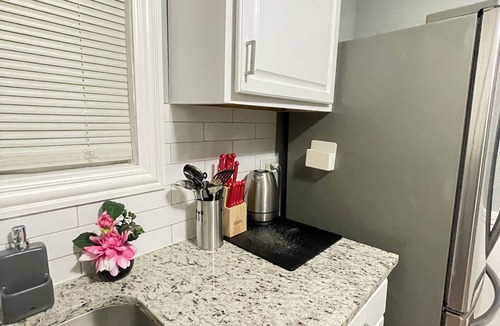 Park Forest House | Cozy Full Home + Free Parking + Fast Wi-fi & Central Area
