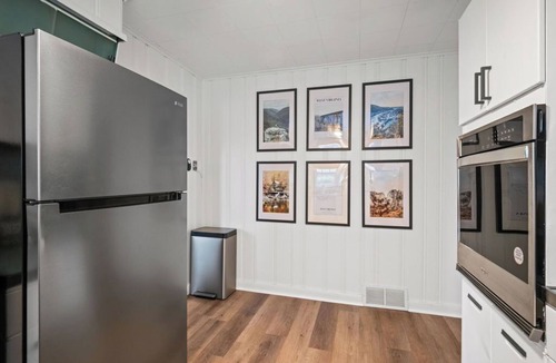 Summerlee House | Cozy Mid-Century Home/Hot Tub Game Room Sleeps 14