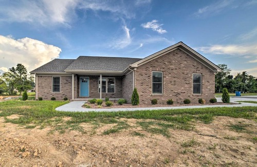 Murray House | Cozy Murray Retreat Near MSU & Local Eateries