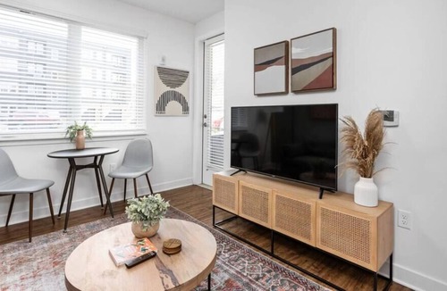Fountain Square Apartment | CozySuites l Trendy 1BR, Downtown Indy