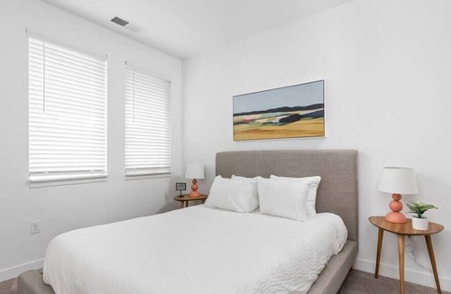 Fountain Square Apartment | CozySuites l Trendy 1BR, Downtown Indy