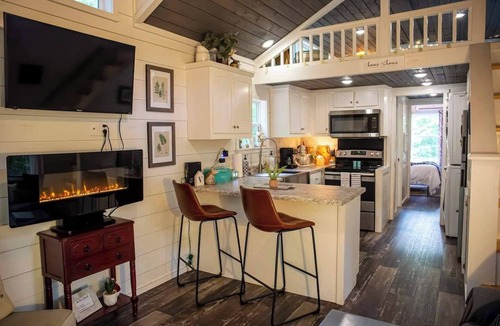 Menlo House | Creekside Cottage | River Access, Kayaks & Trails