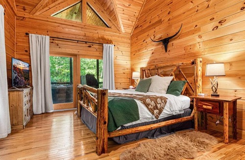 Beech Mountain Villa | Creekside Log Cabin with Hot Tub & Arcade Games