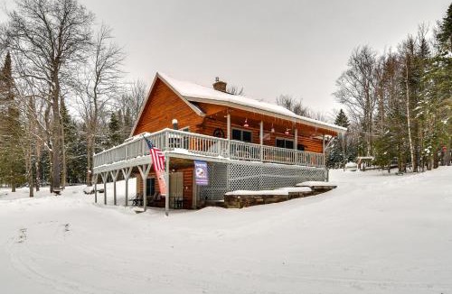 Pittsburg House | Deck & Fire Pit: Secluded Cabin Near Lake Francis!
