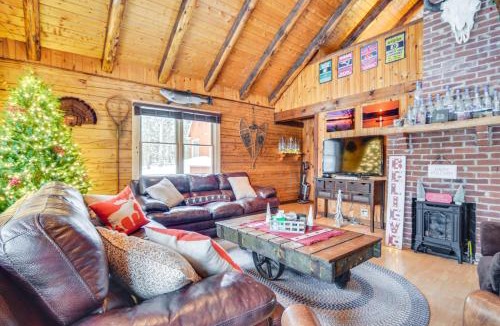 Pittsburg House | Deck & Fire Pit: Secluded Cabin Near Lake Francis!