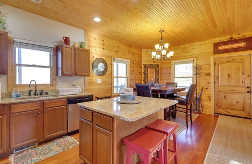 Laurel Springs Cabin | Decks, Panoramic Views! Mtn Retreat in Sparta