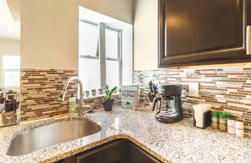 Downtown Baltimore House | Designer 5-bedroom townhouse w parking on premises