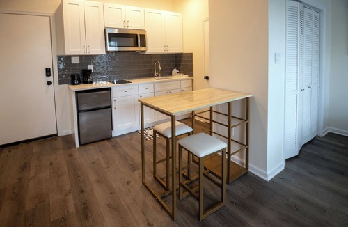 North Philadelphia West Apartment | Diamond Suites Philadelphia Center