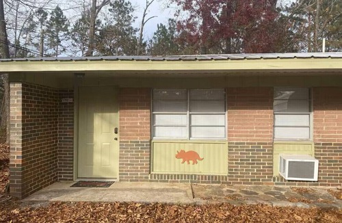Oneonta Apartment | Dino Den - Charming 1-bedroom apartment in Oneonta with WiFi, AC
