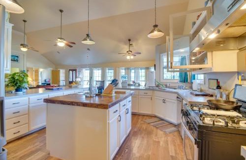 Tia Juana House | Dock, Views & Grill: Spacious Grand Lake Lodge