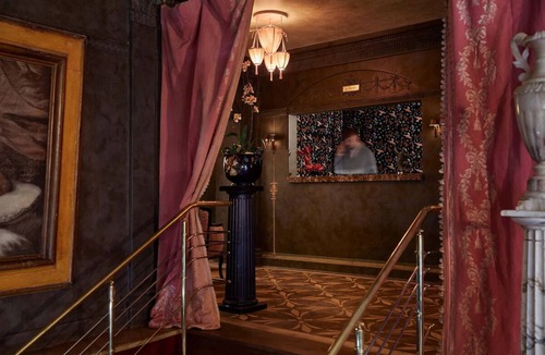 Mount Vernon House | Double Delight at Ulysses Hotel: Unique Decor & On-Site Dining in Downtown