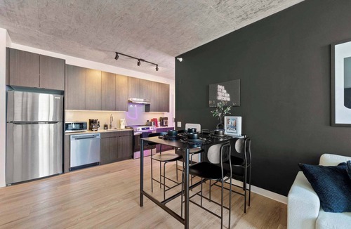 The Loop Apartment | Downtown 3BD 3BA Condo|Parking, Pool, Gym, Rooftop