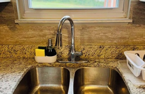 East Riverdale House | Downtown Access Huge Backyard Free Parking