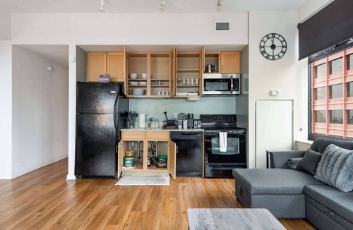 The Loop Apartment | Downtown Chicago Stay with Free In & Out Parking 5
