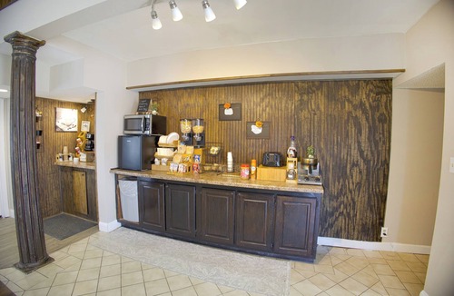 Brownsville Hotel | Dual Light-Filled & Comfy 2 Queen Bed Room w/Easy Access to Local Attractions