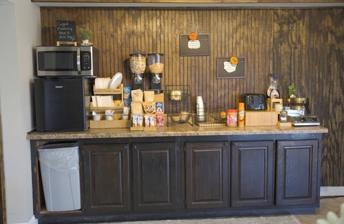 Brownsville Hotel | Dual Light-Filled & Comfy 2 Queen Bed Room w/Easy Access to Local Attractions