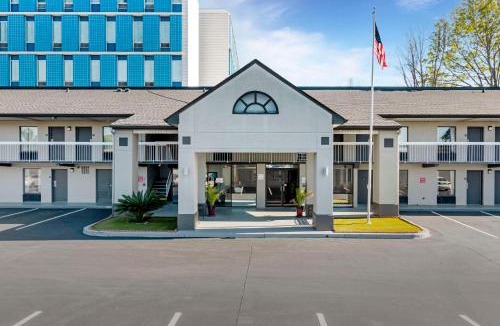 Augusta Cabin | Econo Lodge Augusta, Downtown