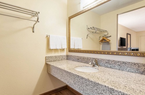Cloverdale Hotel | Econo Lodge Cloverdale