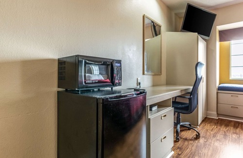 Evansville Hotel | Econo Lodge Inn & Suites Evansville East