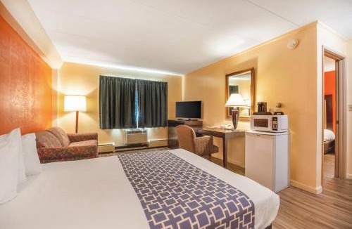 Windsor Locks Hotel | Econo Lodge Inn & Suites Windsor Locks Bradley Airport