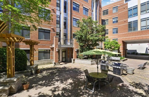 Arlington Apartment | Elegance & Comfort Await You in Our Apt