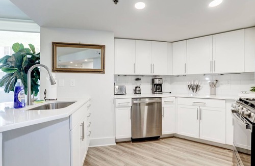 Crystal City Apartment | Elegant 2BR Apartment Minutes From DC