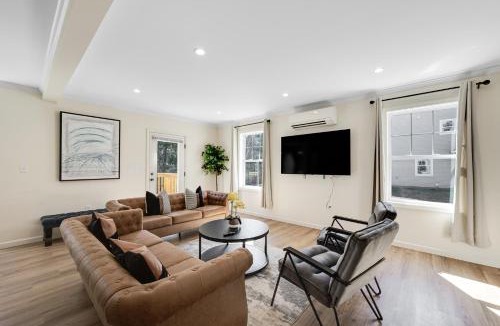 Maple Hill House | Elegant Double Story Bloomfield 3 Kings 2 Queens Massive House