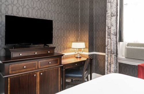 Historic District Hotel | Elegant Historic Flat: Near State House & Naval Academy | Pets Are Allowed