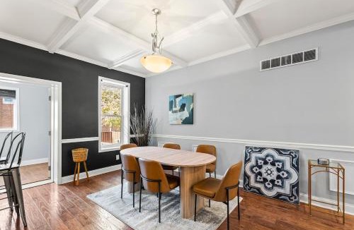 Downtown Baltimore House | Elegant Reservoir Hill home with parking sleeps 8