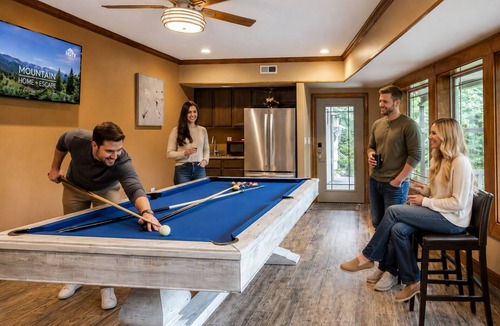 Massanutten House | Exceptional Massanutten Lodge-Magazine Worthy Backyard Oasis-Hot Tub-Decks-Views!