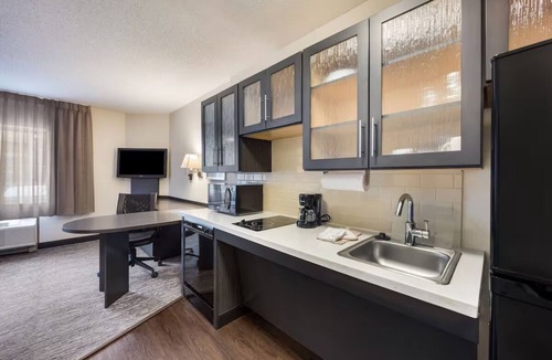 Nanuet Hotel | Experience Comfort and Convenience - Inviting Suite w/Kitchen + Free Parking