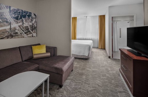 Norwood Park Hotel | Experience Quiet Comfort in 2 Family-Friendly Suites w/Pool & Free Parking