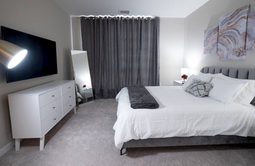The Hill Apartment | Exquisite Apt w/ Parking and Gym|Downtown at Yale