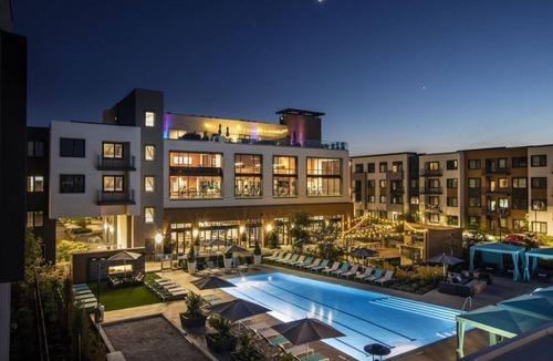 Menlo Park Condo | Exquisite Silicon Valley Condo: Elevated Living with Rooftop Lounge