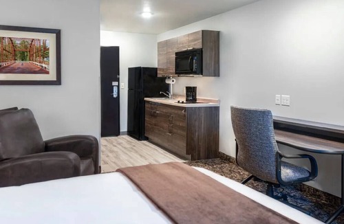 Plainfield Hotel | Extended-Stay Comfort w/Recliner and Full Kitchen