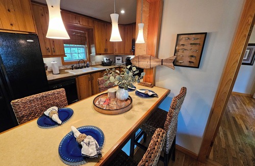 Mid America House | Extremely Secluded Lake Cabin on Main Channel/Gorgeous Mountain & Lake Views