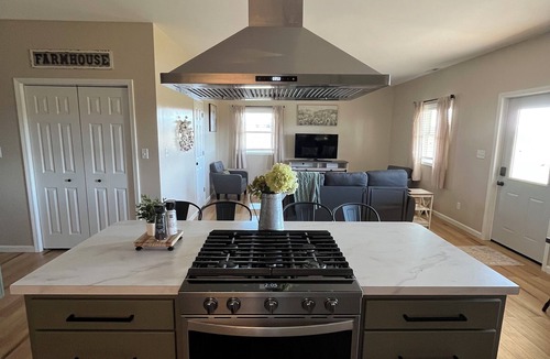 Pellville House | Fantastic farmhouse 2bed/2bath. Close to the Summit golf course & Pearl Club.