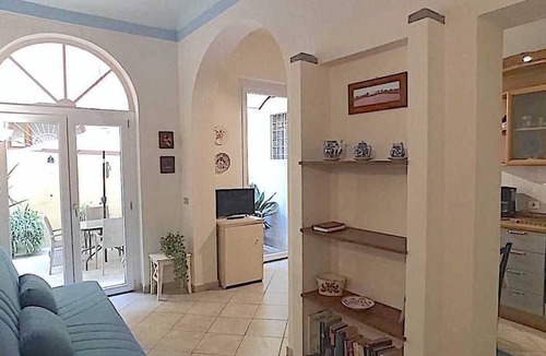 San Lorenzo Apartment | Florence Historic Center | Private Courtyard | Walk to Everything, WIFI, AC