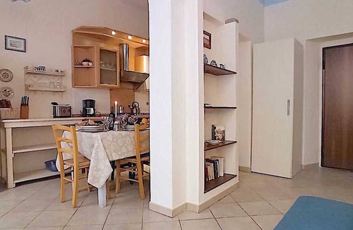 San Lorenzo Apartment | Florence Historic Center | Private Courtyard | Walk to Everything, WIFI, AC