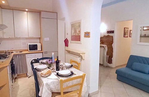 San Lorenzo Apartment | Florence Historic Center | Private Courtyard | Walk to Everything, WIFI, AC