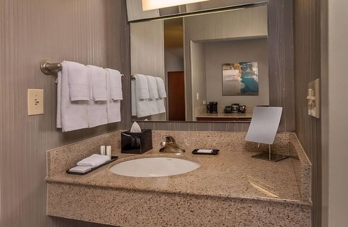 Rosslyn Hotel | FOUR Comfortable Units Close to Arlington House! Onsite Parking & Starbucks