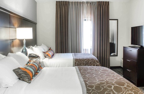 Lafayette Apartment | Free Breakfast. Pool. Studio w/ Kitchen Only 5 Miles from Purdue University.