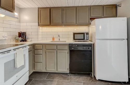 Gayborhood Apartment | Frontdesk | Spacious 1 BR in Washington Square